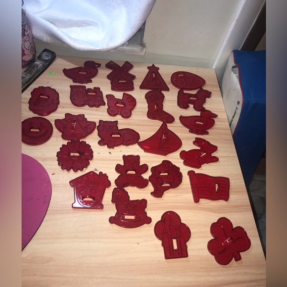 HRM Design Red Plastic Cookie Cutter 23 lot - Picture 1 of 4